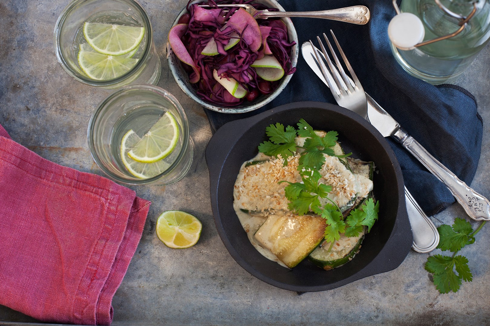 Groene curry met courgette en rode koolsalade