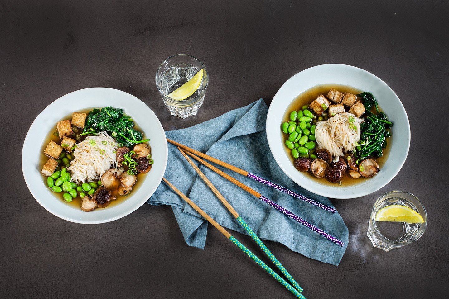 Вегетарианский суп рамэн с тофу и грибами шиитаки в тарелке