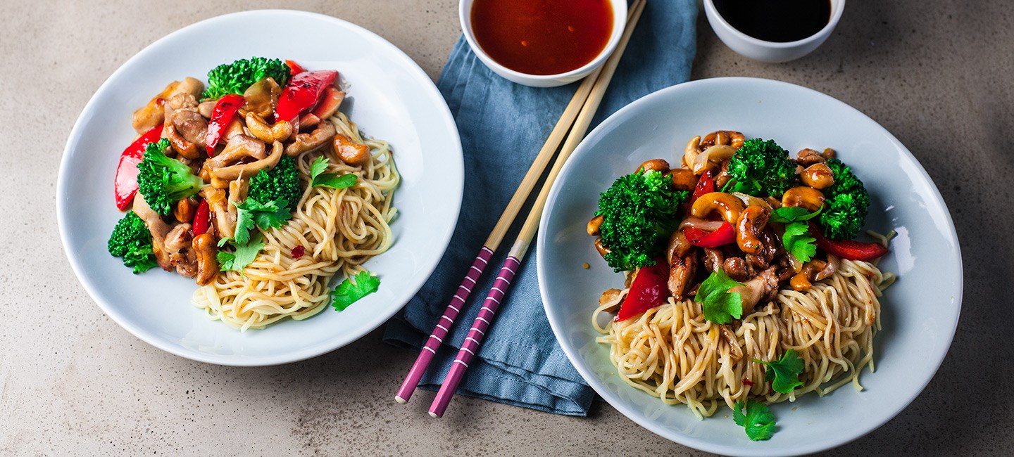 Kyllingwok med cashewnøtter og nudler