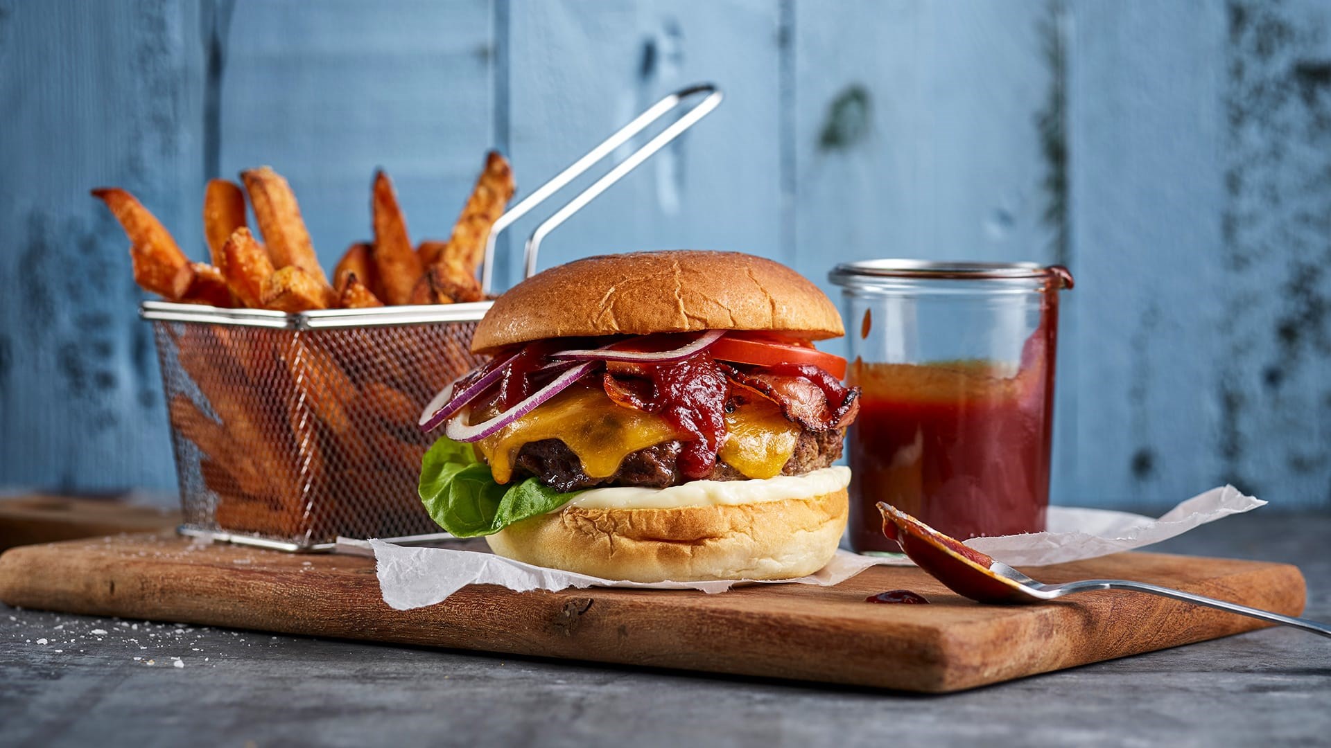 burger med pommes på skærebræt