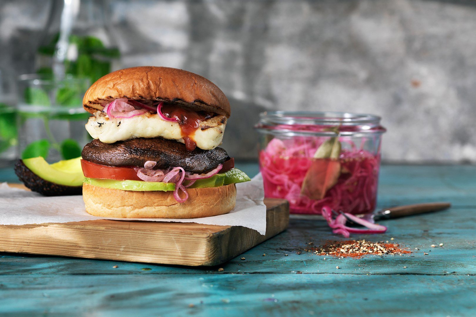 Portobello sēņu un haloumi siera burgers