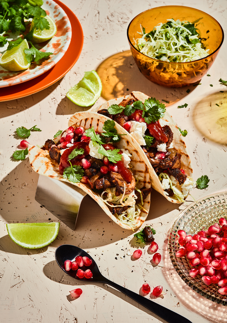 tacos fyldt med svampe serveret med tilbehør på et bord