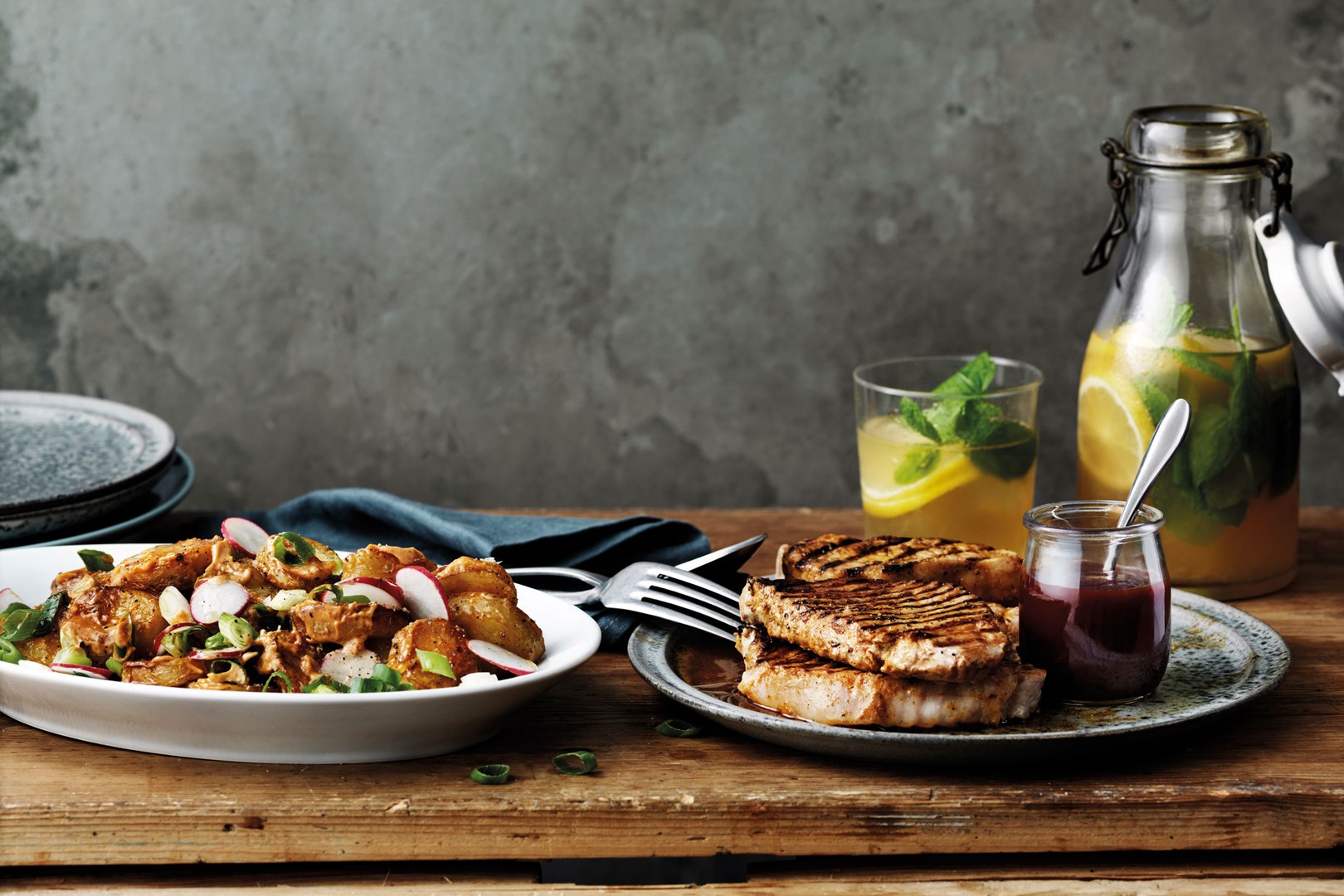 Filets de porc à l’ail avec salade de pommes de terre grillées 