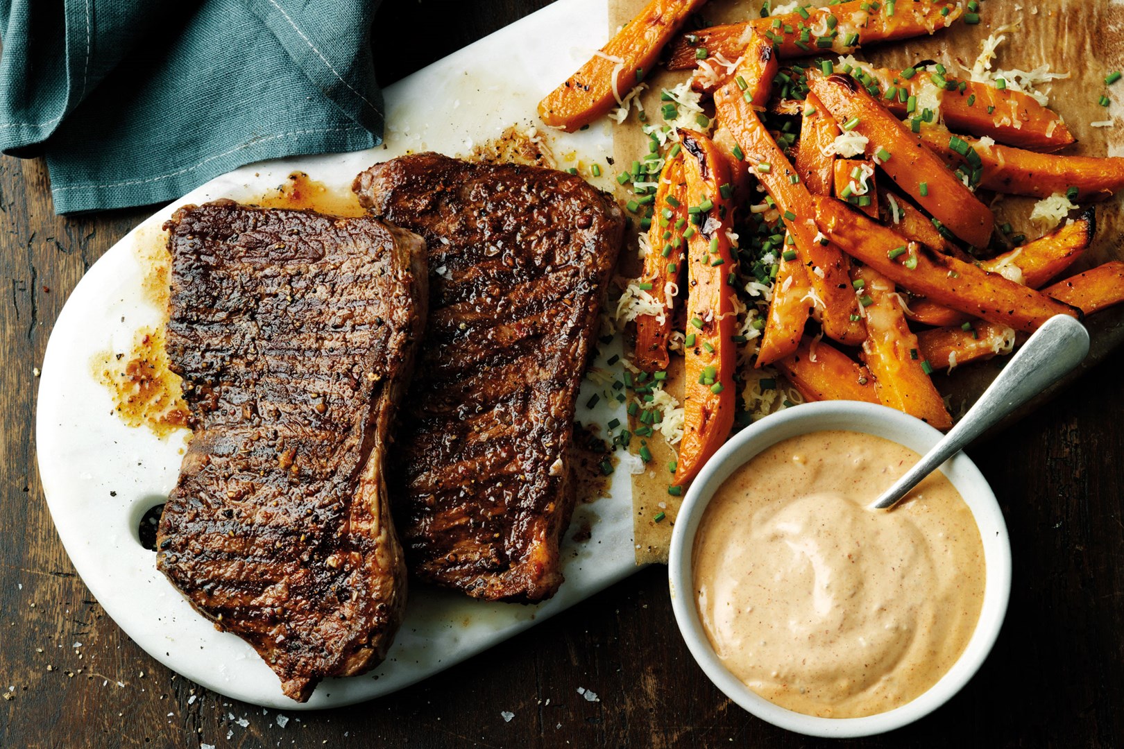 Sirloin steak med bbq rub og søde pommes frites vendt i thybo-ost