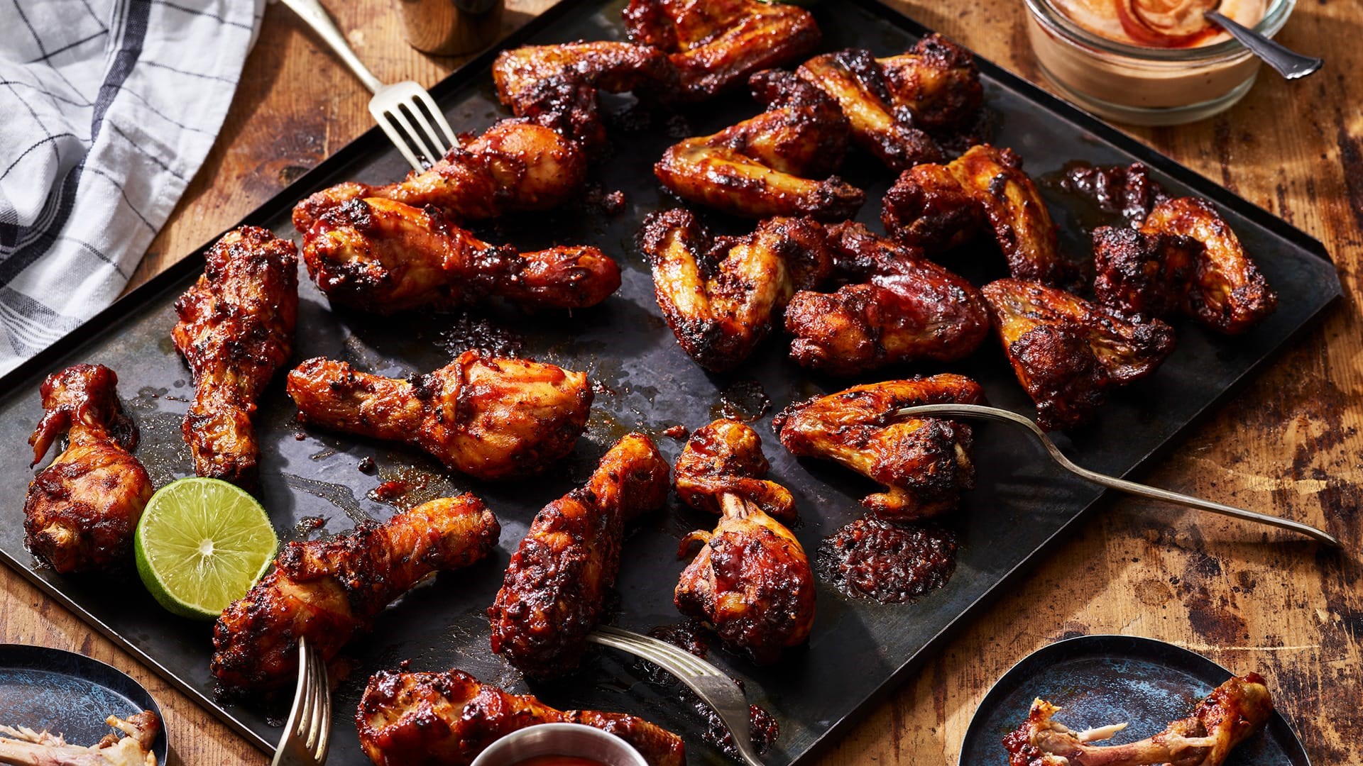 Produktion dobbelt klarhed Chicken Wings & BBQ Drumsticks - En opskrift fra Santa Maria