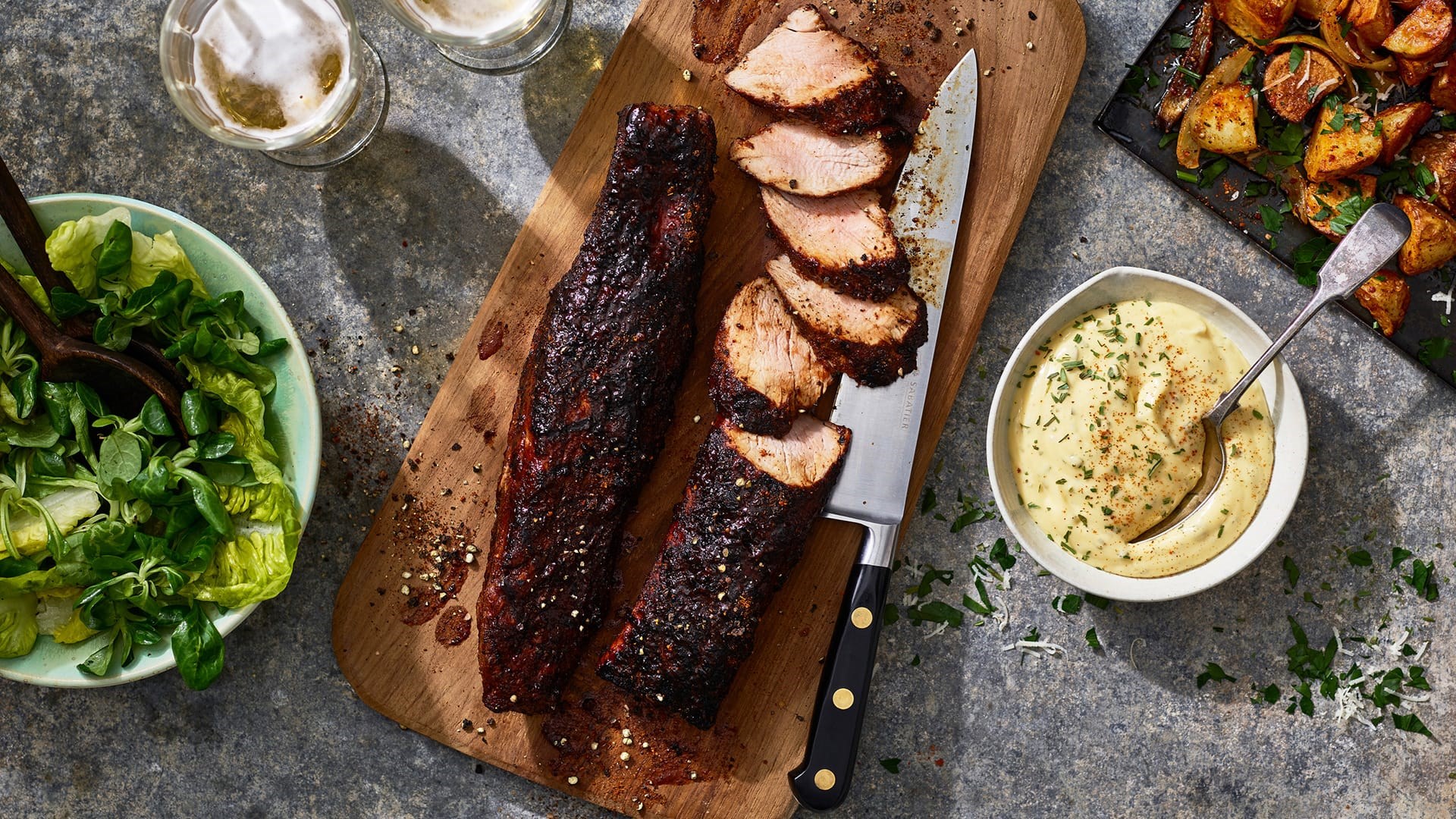 Svinefilet med grill-glaze på skærebræt