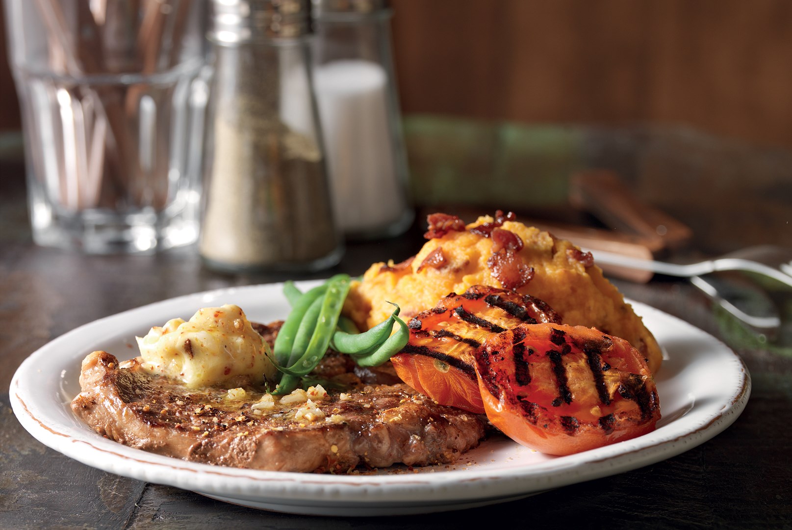 Rib Eye Steak med sötpotatismos och grillade grönsaker