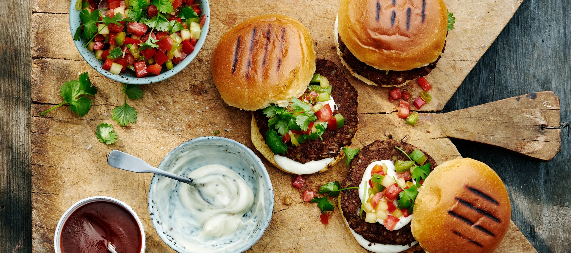 Kullgrillet Black Bean Burger med chilensk tomatsalsa, vegansk aioli og BBQ saus