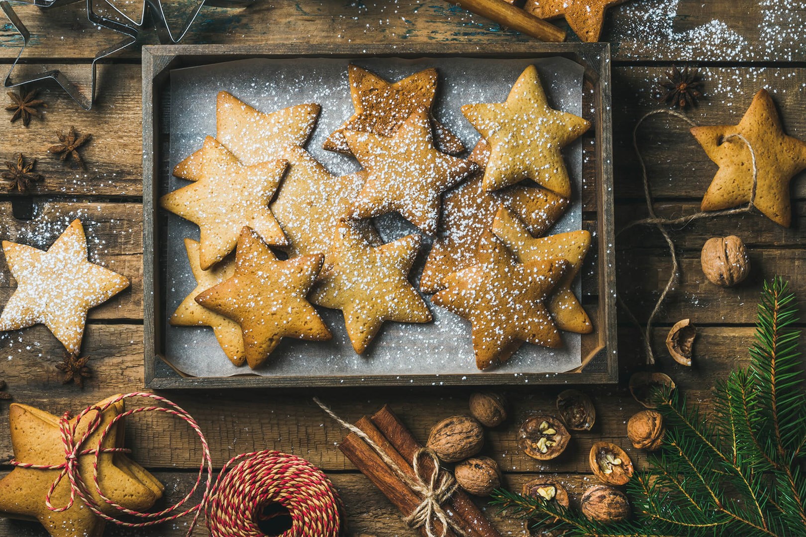 Pudrade pepparkakor på en plåt