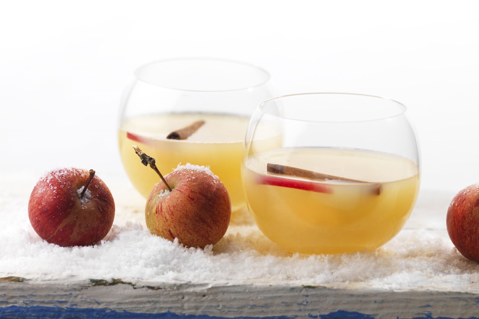 Горячий яблочный напиток с корицей и кальвадосом в стаканах