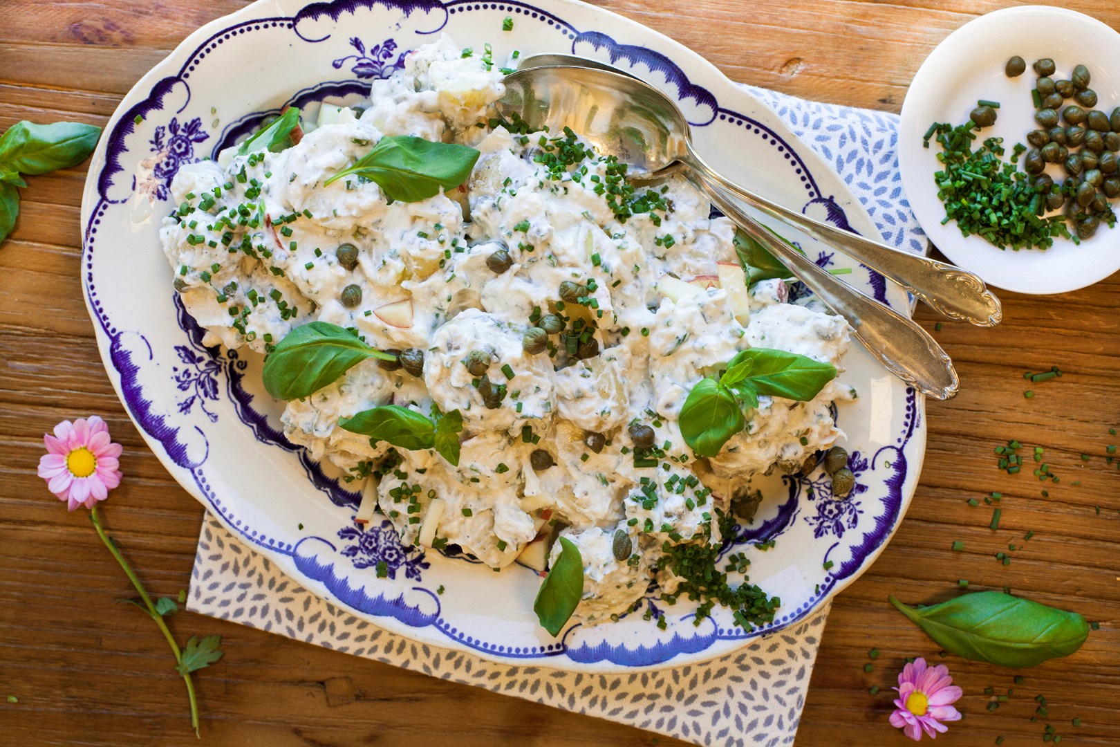 Kremet potetsalat med kapers og gressløk