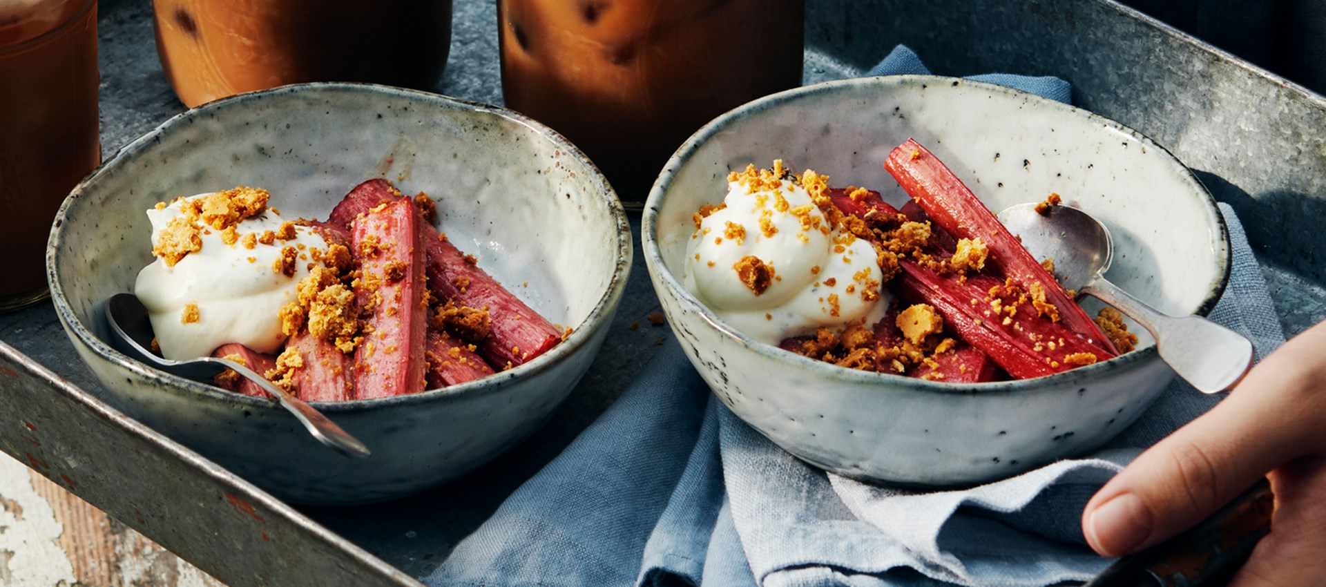 Grillet honning- og vaniljerabarbra med kardemommekrem og grillet hvit sjokolade