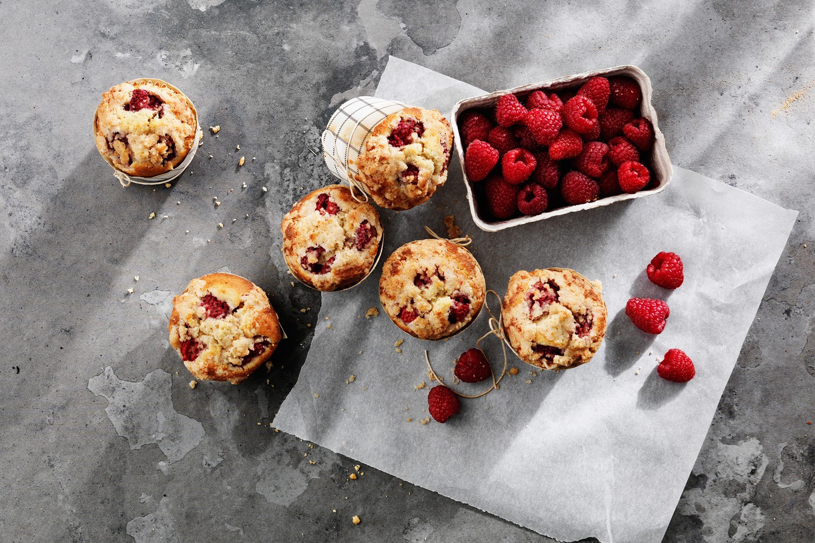 Kardemommemuffins med bringebær, vaniljesaus & smuldretopping 