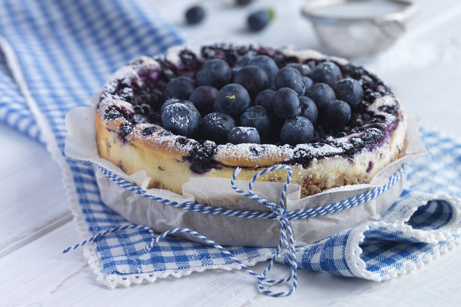 Cheesecake rehaussé de baies de genièvre et de myrtilles