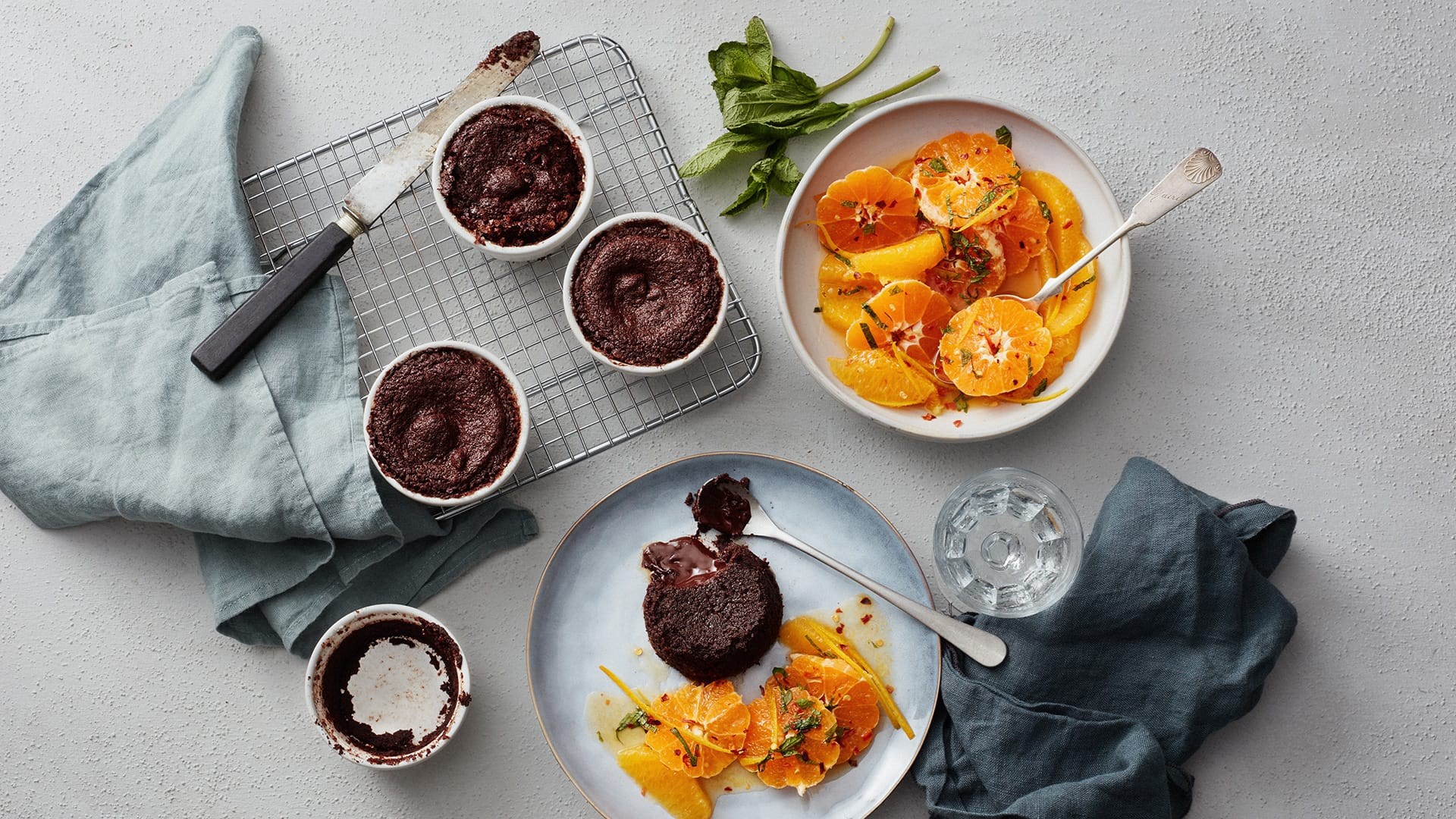 fondants ar citrusaugļu salātiem pasniegts šokolādes fondants