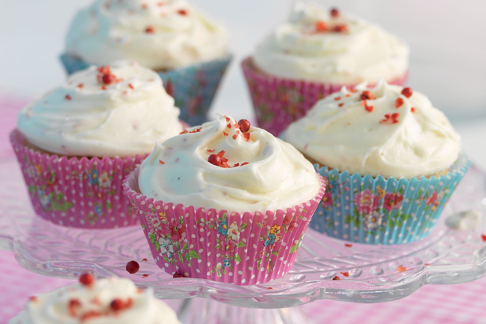 Muffins med bringebær og rosépepper