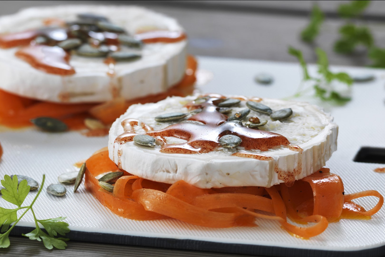 Chevre på gulrotsalat med cayennehonning