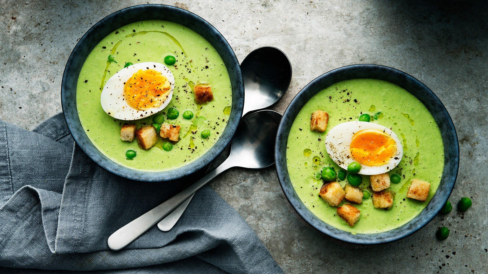 Ærtesuppe med kogt æg og smørstegte croutoner