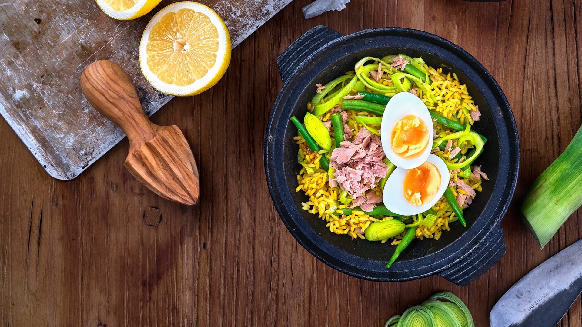 Kedgeree met curry, ei en rijst in een pan op tafel