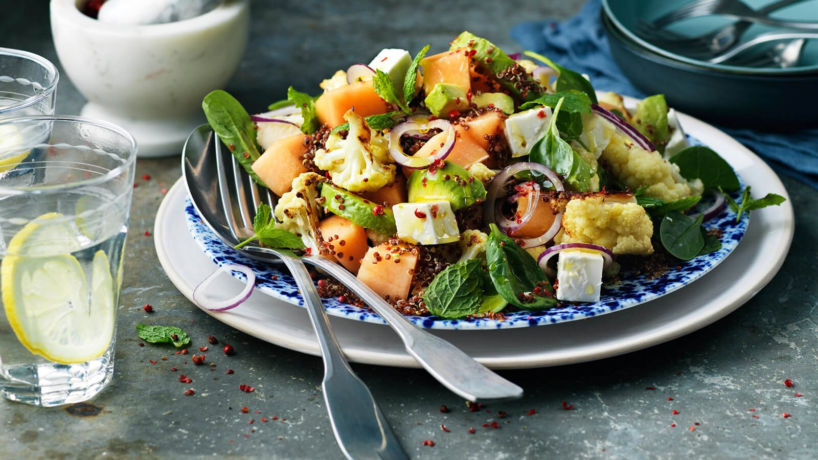 Meloen en feta salade met spinazie en roze pepers