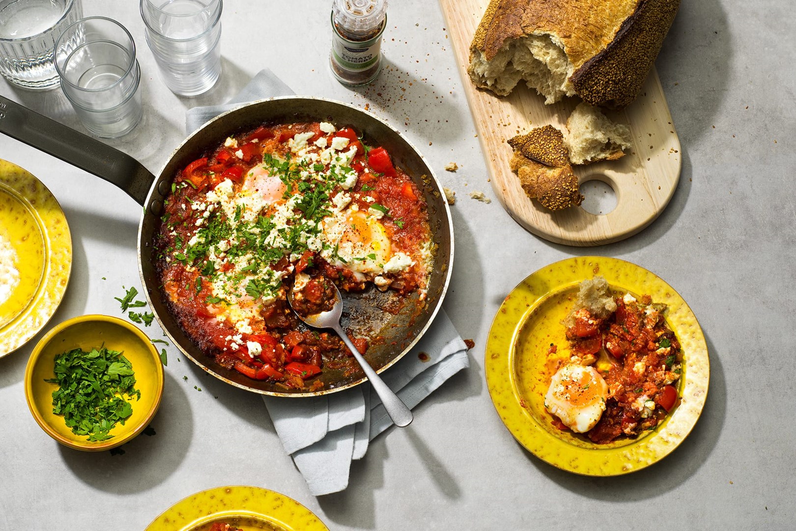 Shakshuka gryta på fat och tallrik