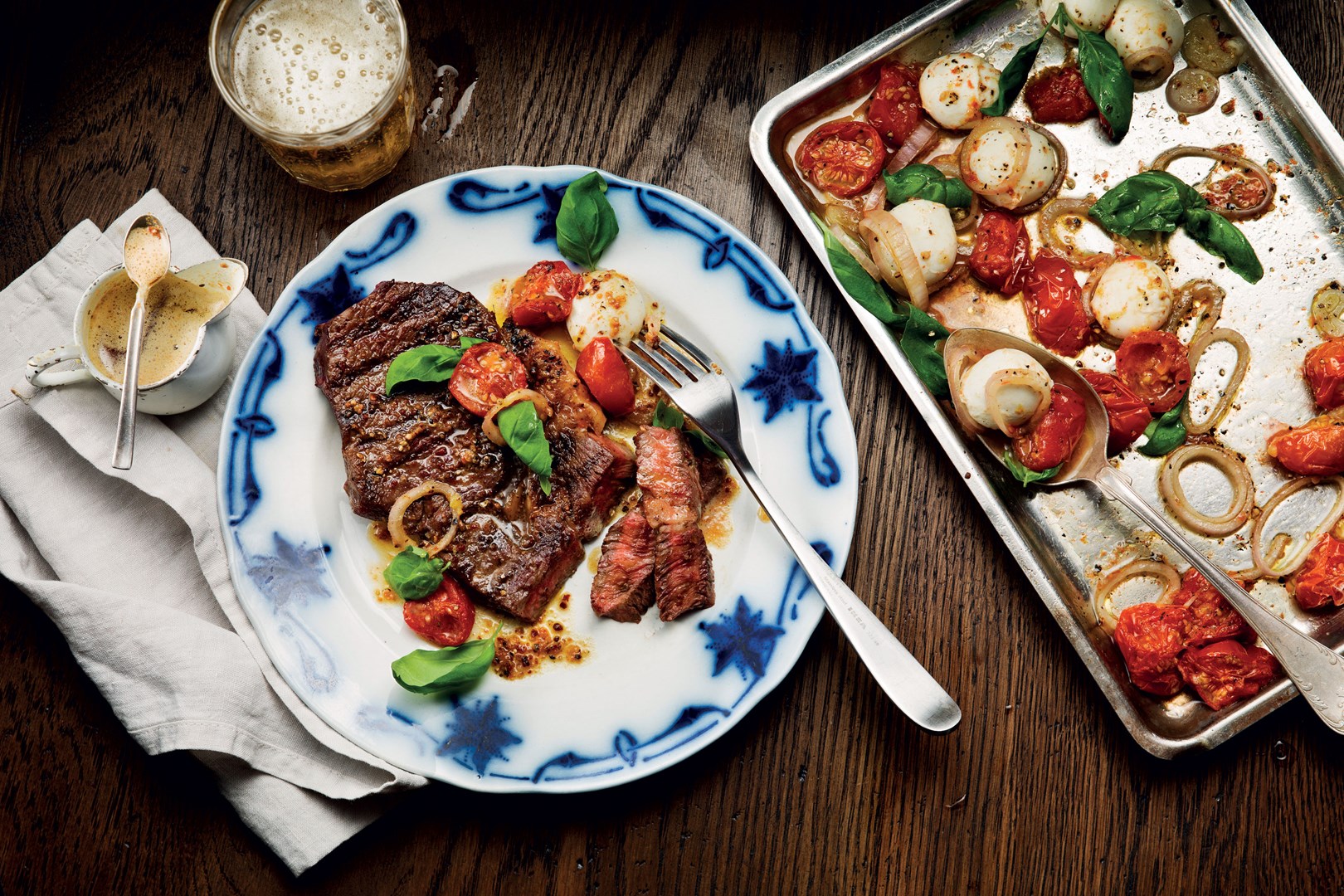 Tykstegsbøf og varm tomatsalat med mozzarella