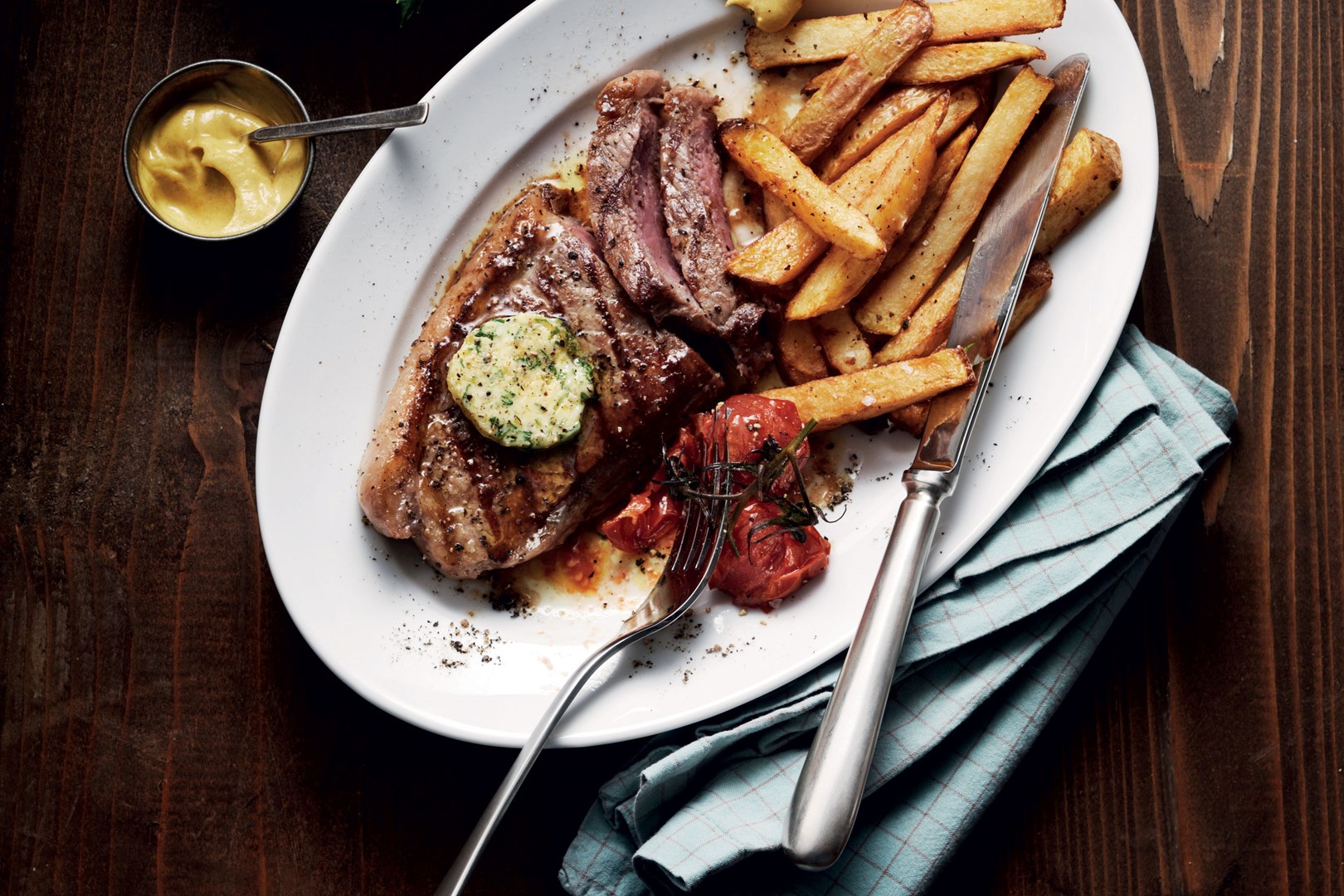 Mørbradbiff med pommes frites og hvitløkssmør