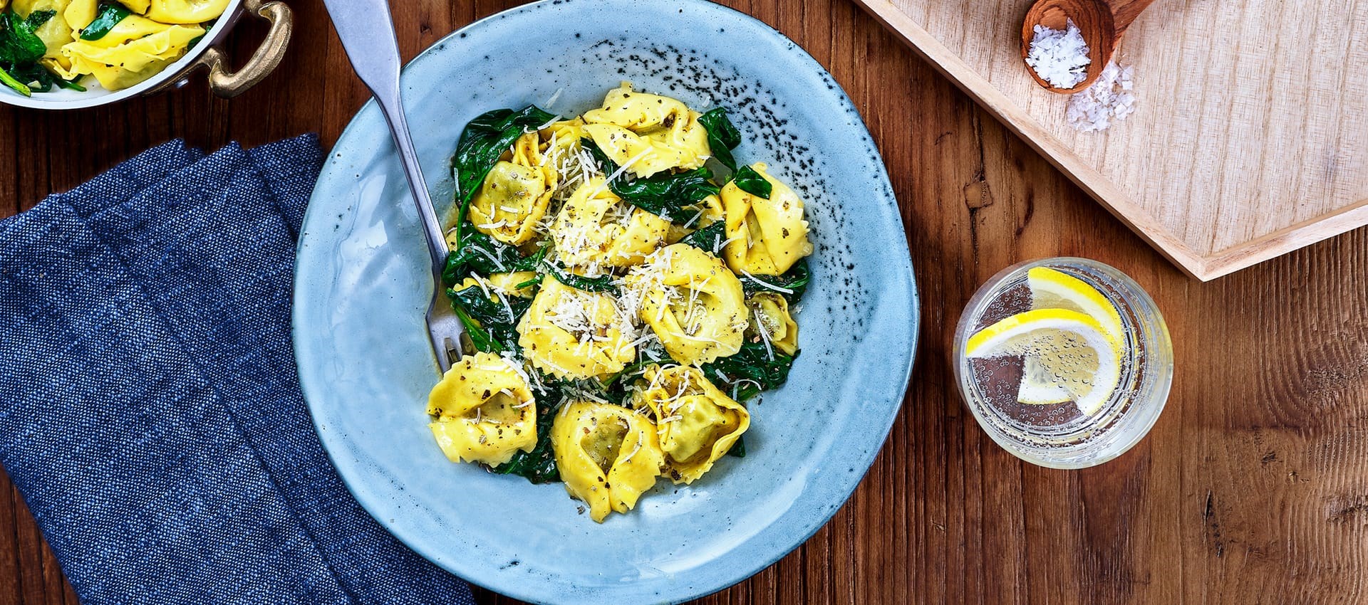 tortellini in een bord met saie en spinazie