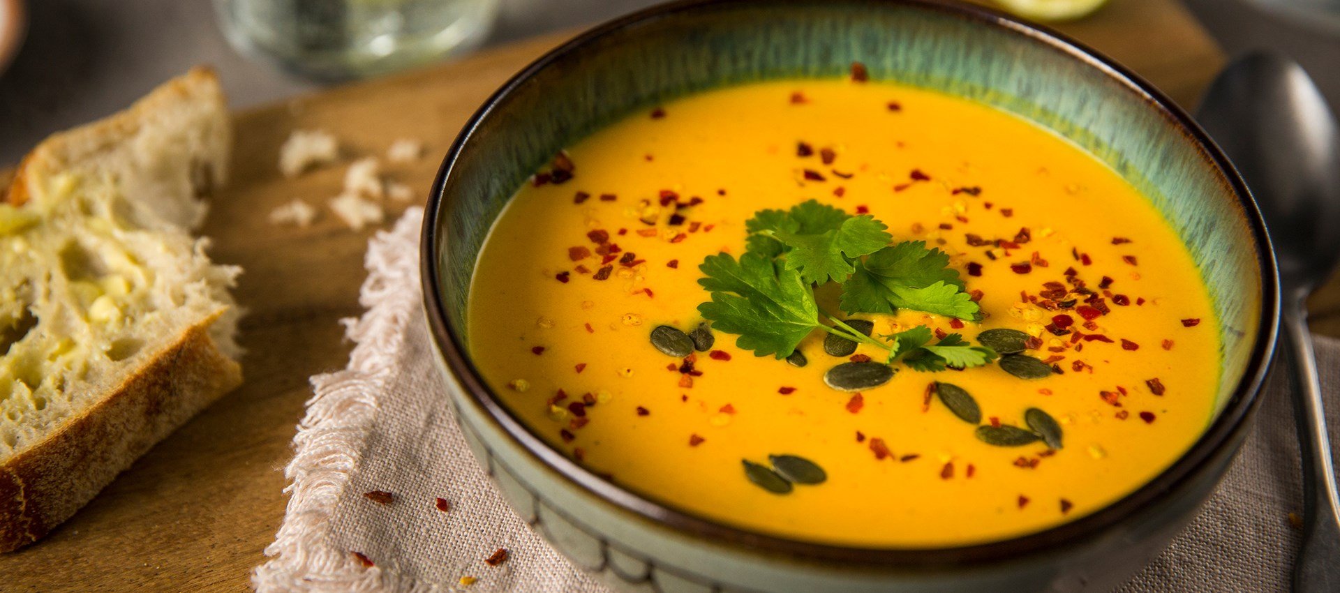 Gulrotsuppe med gresskarkjerner, kokosmelk og koriander