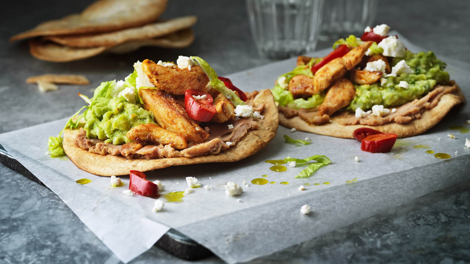 Zwei Tostadas mit Hähnchen und Guacamole