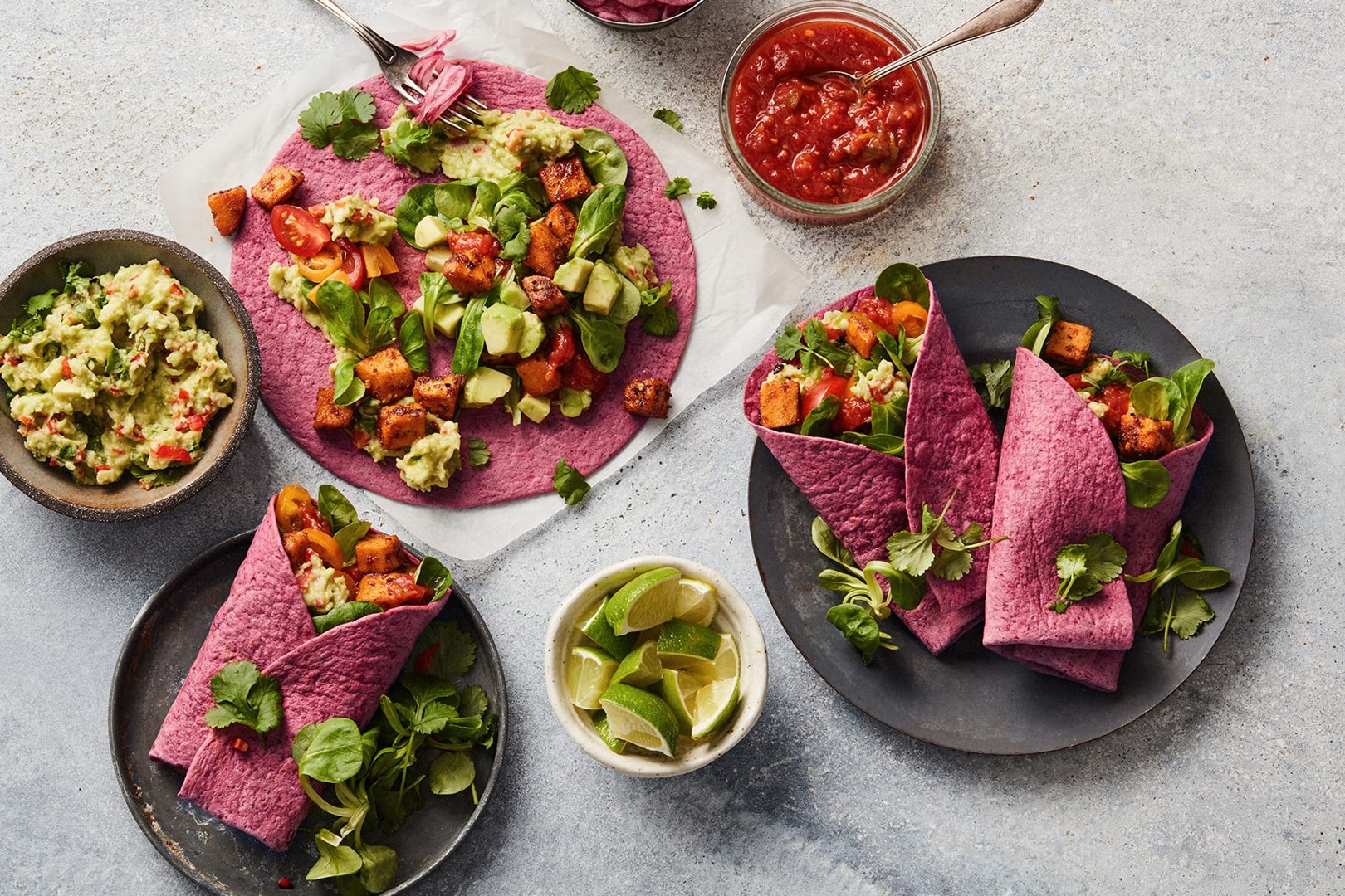 Chili & lime tacos in rödbetstortilla på bordet