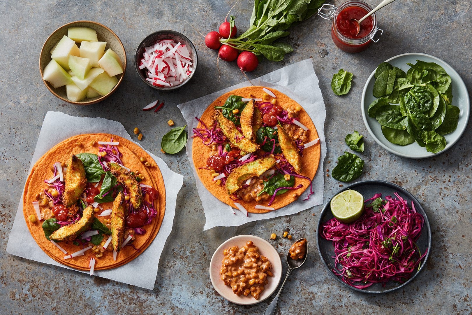 Karotten-Tortilla mit knuspriger Avocado und Rotkohlsalat