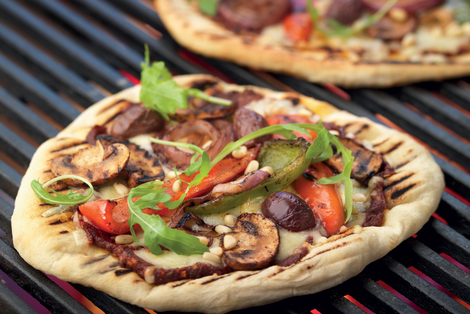 Vegetarisk pizza med champinjoner, oliver och pinjenötter