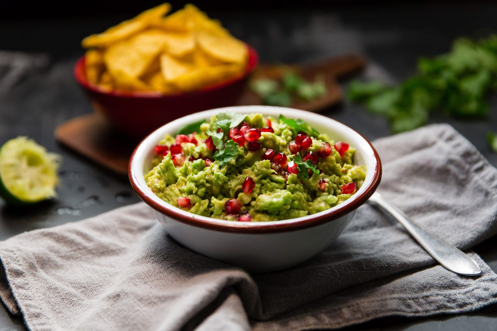 Guacamole med granateple i en skål