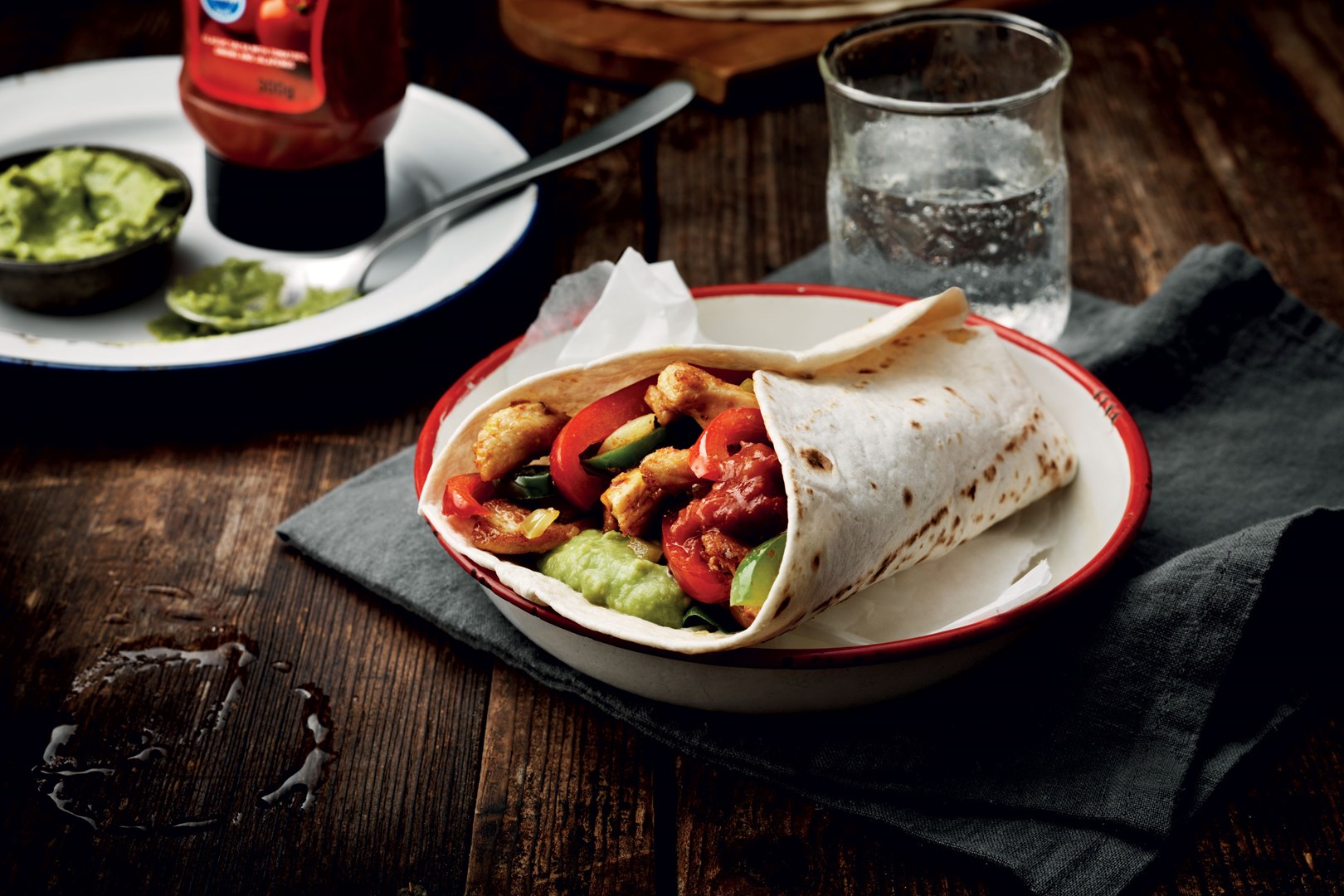 Kycklingfajita med sallad, tacosås och guacamole