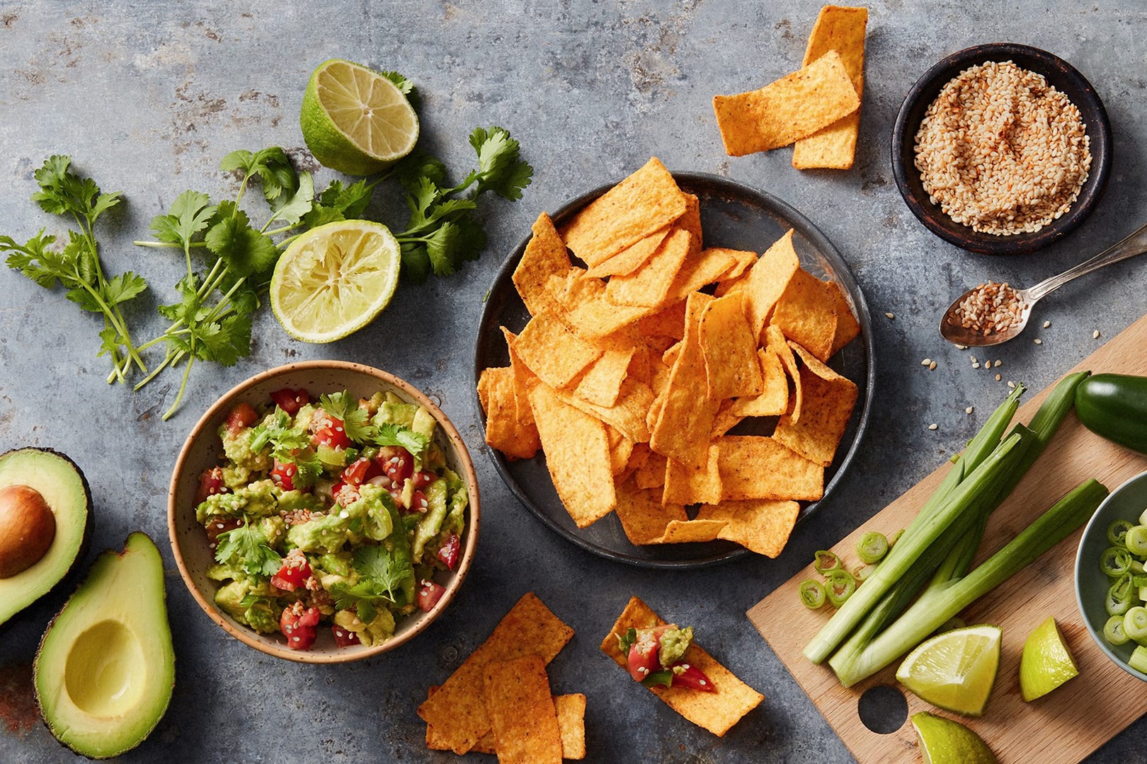 Sweet chili chips med asiatisk guacamole i skålar 