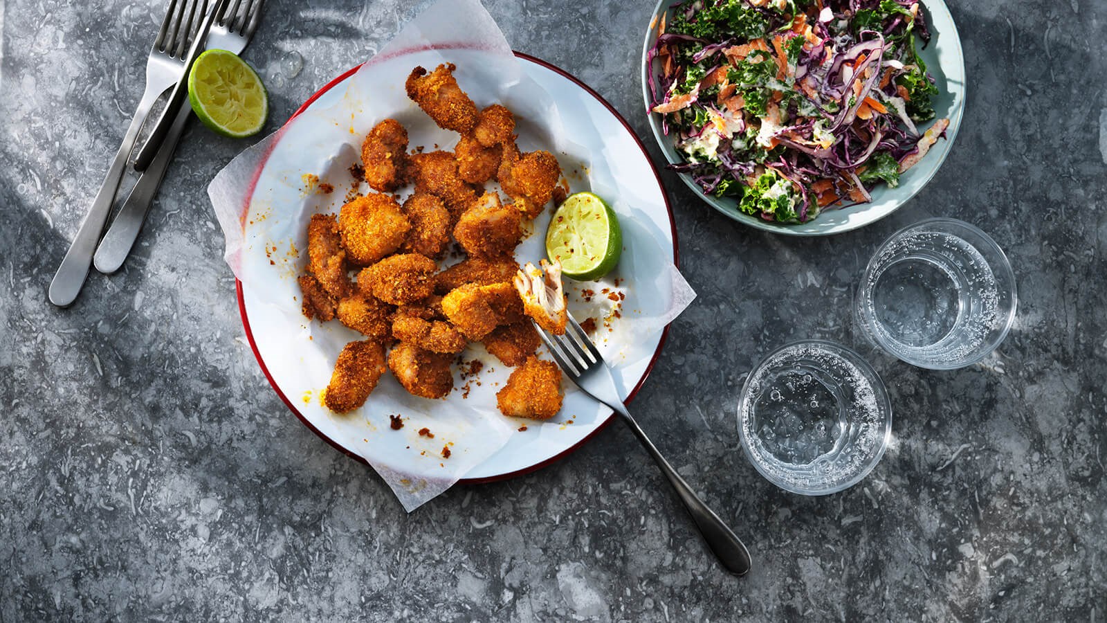 Crispy parmesan chicken nuggets med coleslaw