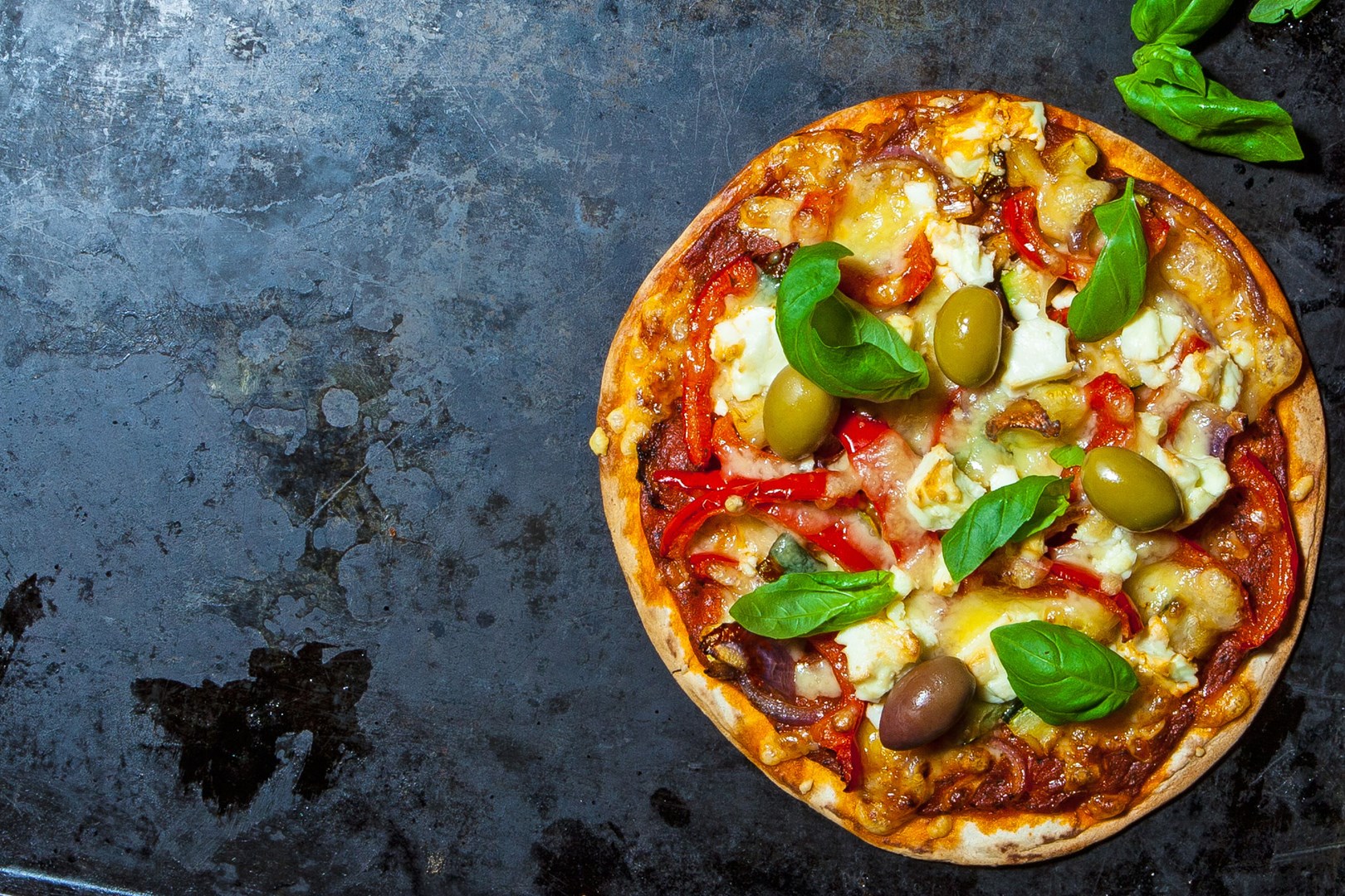 Pizza med grøntsager, feta og oliven