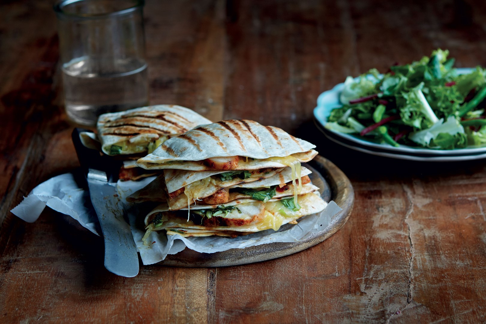 Kyllingequesadillas med Pineapple Salsa