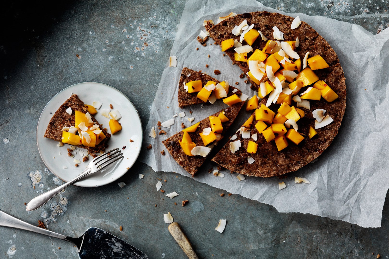 Brownie cru à la mangue et aux flocons de noix de coco