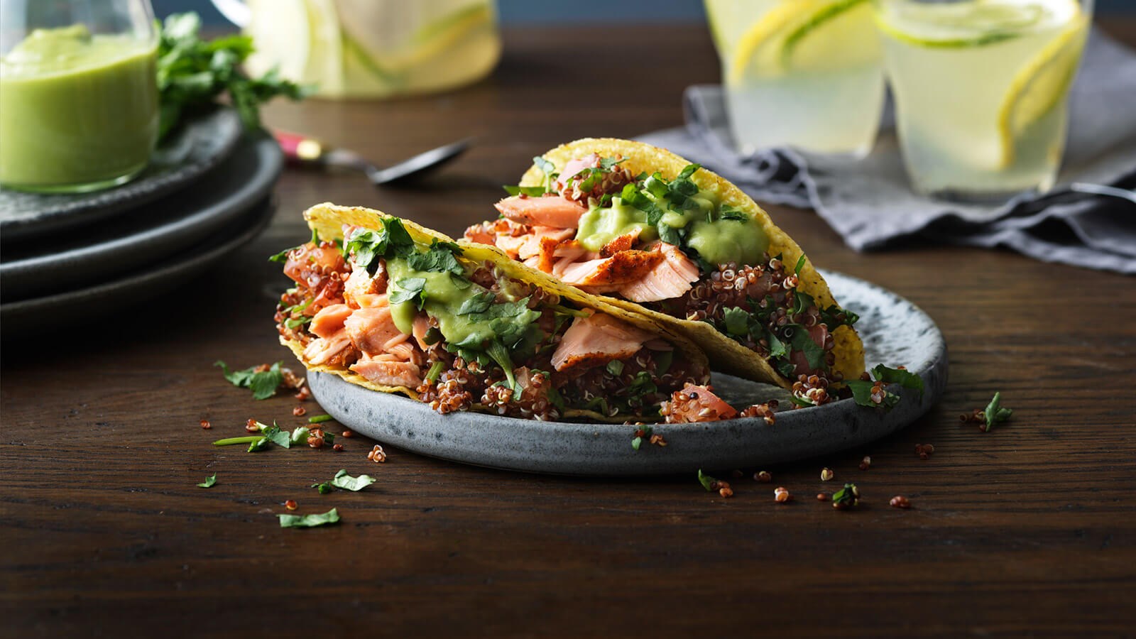 Twee zalm taco's  geserveerd op een plank