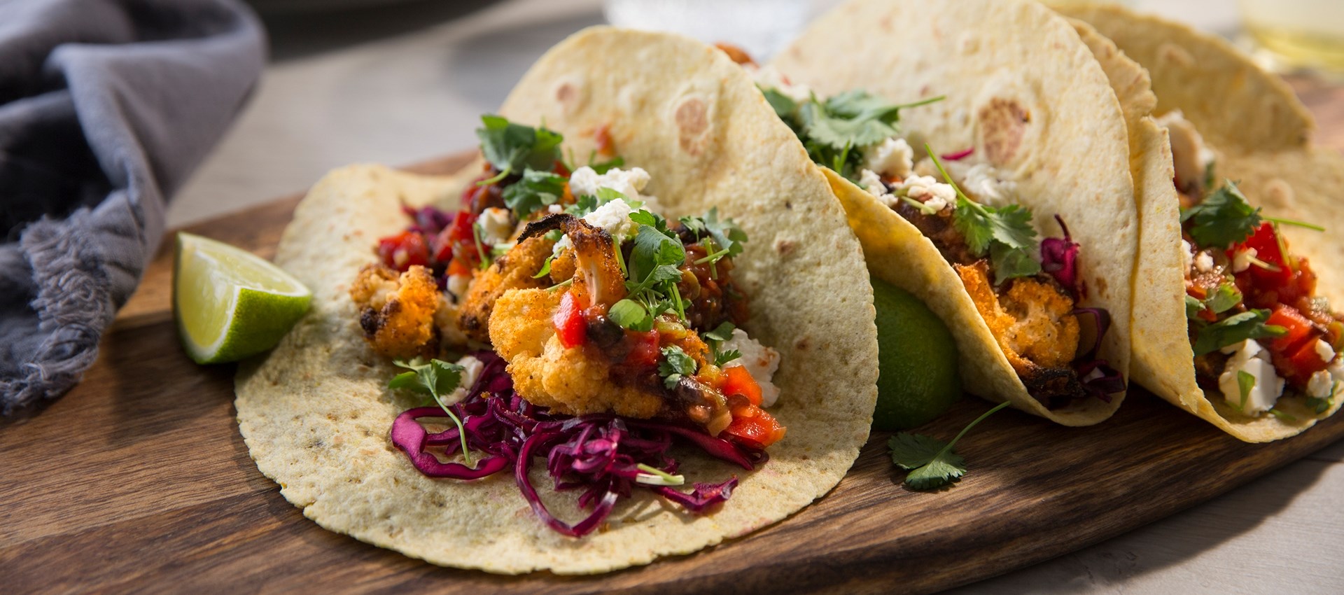 Tacos mit knusprigem Blumenkohl und Bohnensalsa