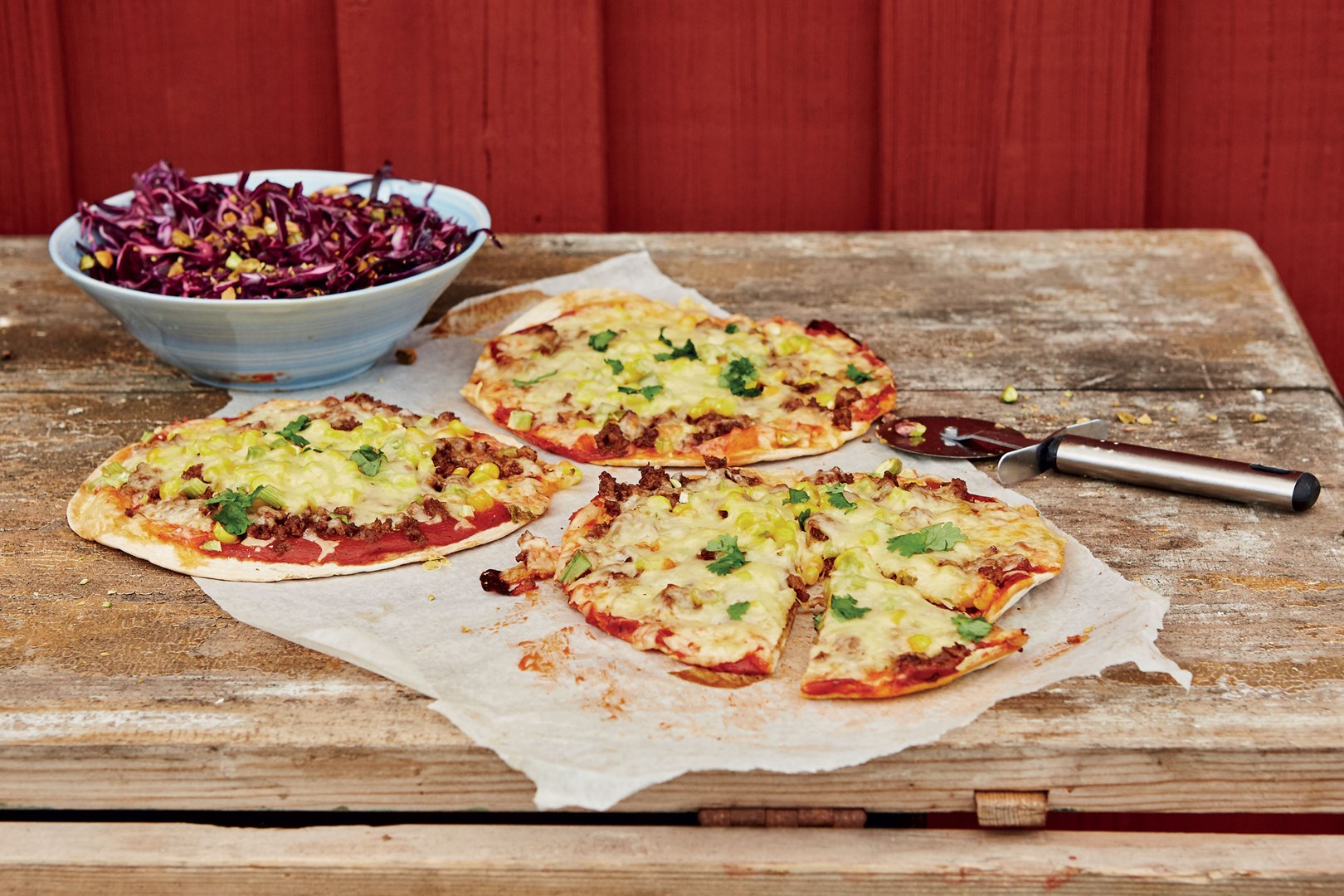 Tortillapizza med smak av berbere och rödkålssallad