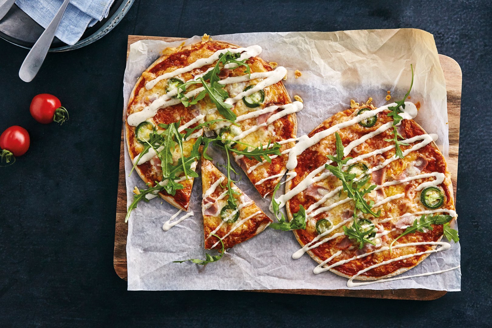 Tortillapizza med reyktri skinku og jalapeño