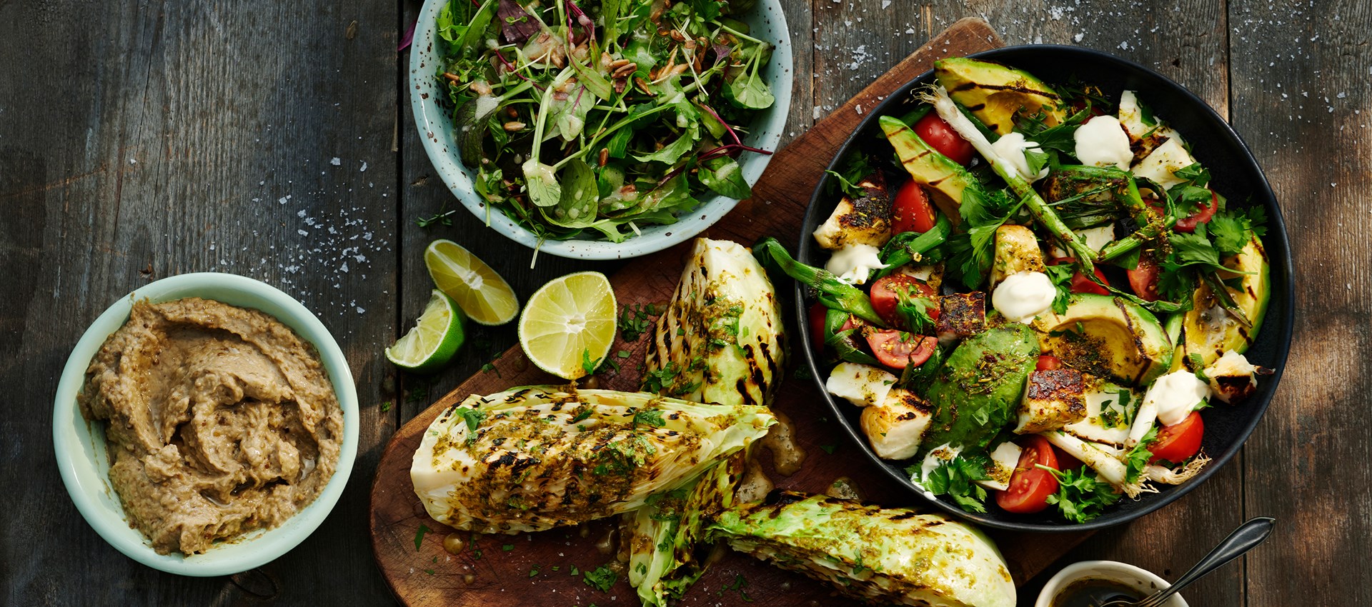 Baba Ganoush, grillet asiatisk kål, salat og grillet halloumi-salat