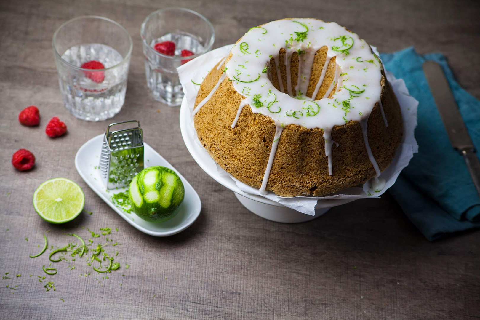 Vegansk sukkerrkake med limeglasur på ett fat