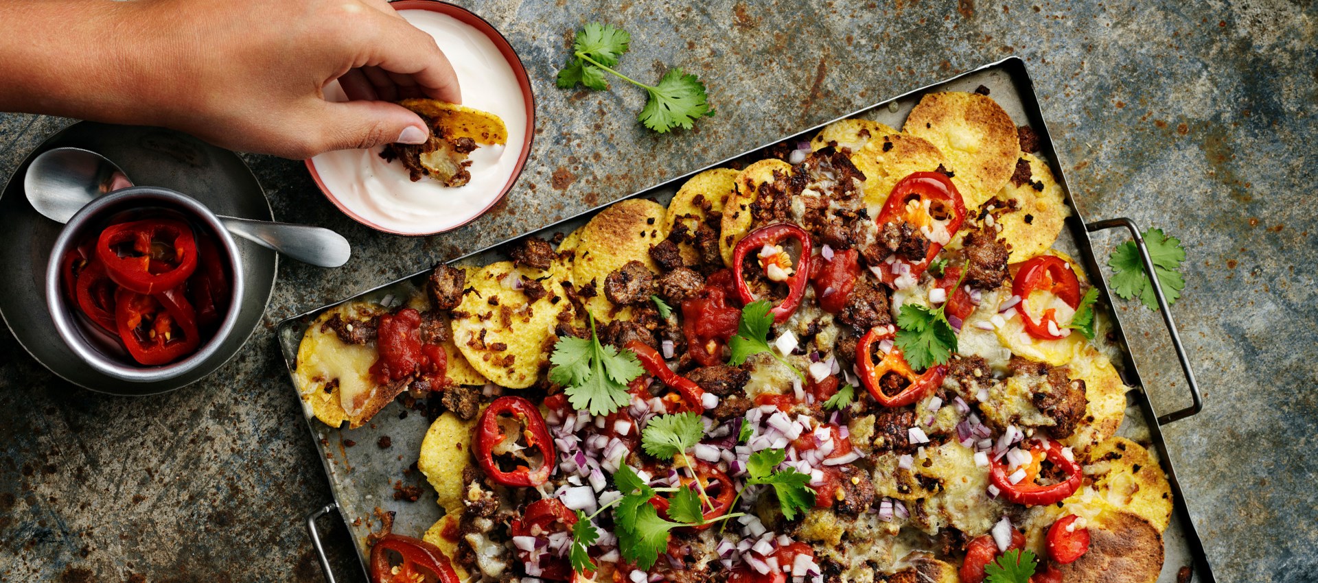 Ofengericht mit Nachos, überbacken mit Pulled Oats, Käse und Paprika