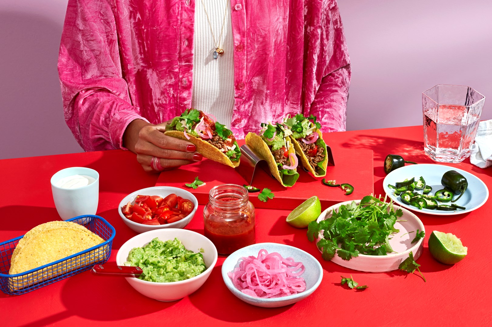 Taco gevuld met verse groenten, kaas en tacosaus