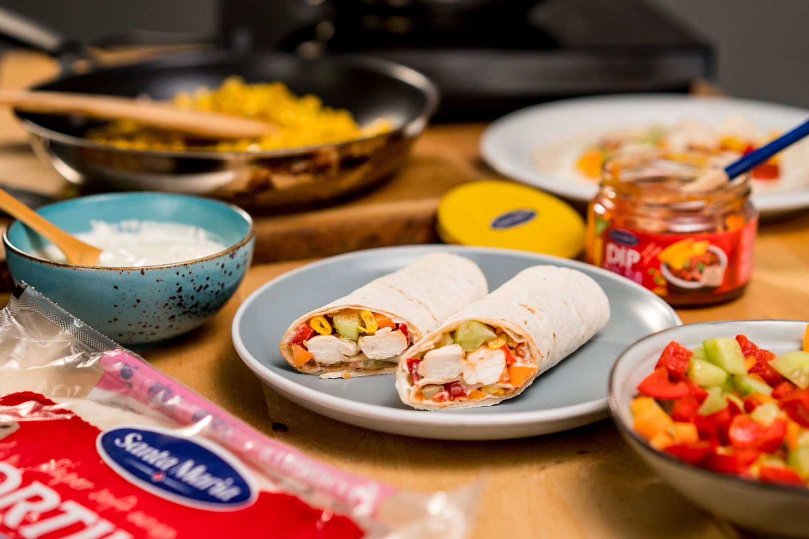 Wraps mit Gemüse, Hähnchenfleisch und gebratenem Mais
