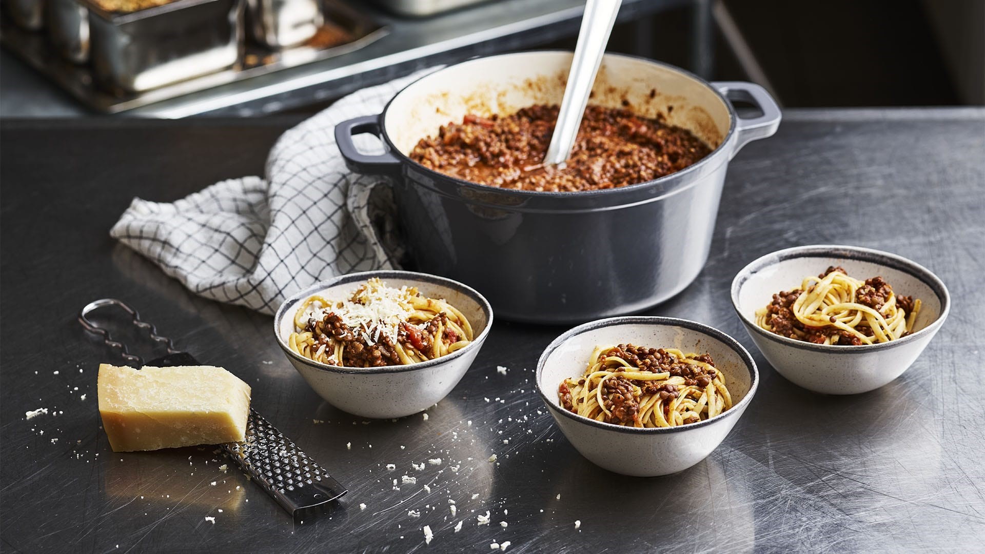 Beluga bolognese i en gryta och upplagt i skålar